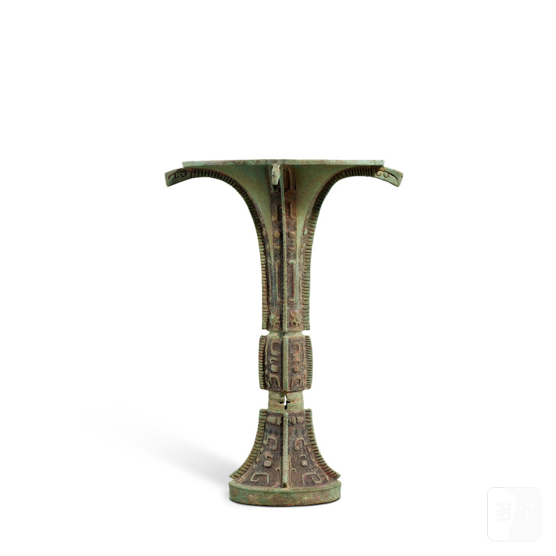 An archaic bronze ritual 'mask' wine vessel, gu, Late Shang dynasty or later | 商晚期或更晚 青铜獸面紋出戟觚 - 图2